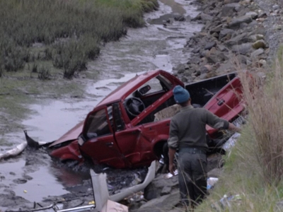 Bakkie does lagoon plunge