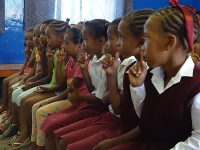 Kinders leer by poppe oor spekbome