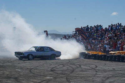 Motorsport Gymkhana het toeskouers gaande