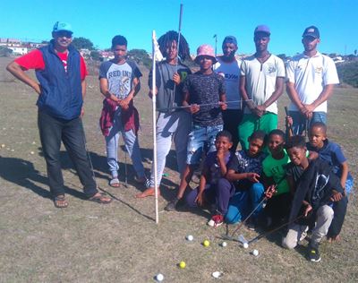 Gholf bring hoop in arm gemeenskap