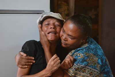 Seun (16) vir R10 doodgesteek