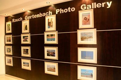 Fotograwe uitgenooi na galery