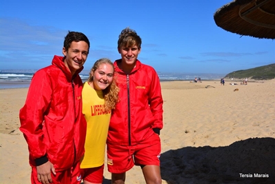 Dolfyn spoel amper uit op Klein Brak strand