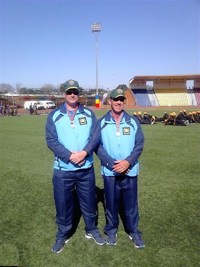 Silwer en goud vir manne in blou