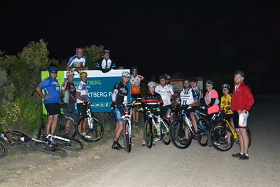 Fietsryers pak Swartbergpas in die donker