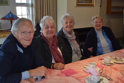Die Koffiepot ingewy met eerste partytjie