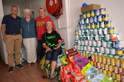 Kos vir diere in nood oorhandig