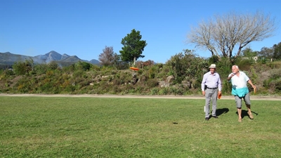 Disc golf takes off at botanical garden