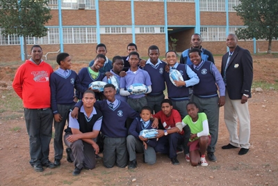 Skool kry nuwe rugbyballe van SWD