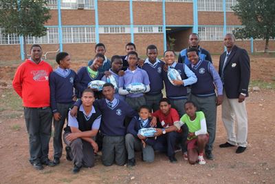 Skool kry nuwe rugbyballe van SWD