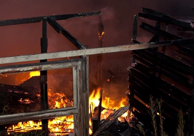 Fire destroys 17 homes