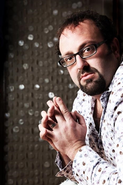Rising SA performer, Gert Koevert, performs at Bravo Lounge