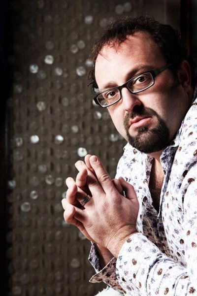 Rising SA performer, Gert Koevert, performs at Bravo Lounge