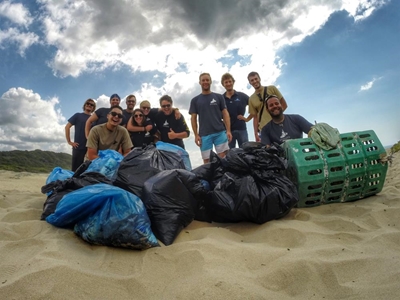 Volunteers show their love for the ocean