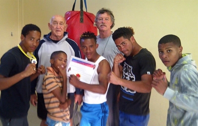 Groot-Brak-boksers laat houe val