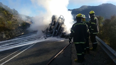 Bestuurder sterf grusaam in brand