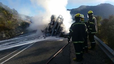 Bestuurder sterf grusaam in brand