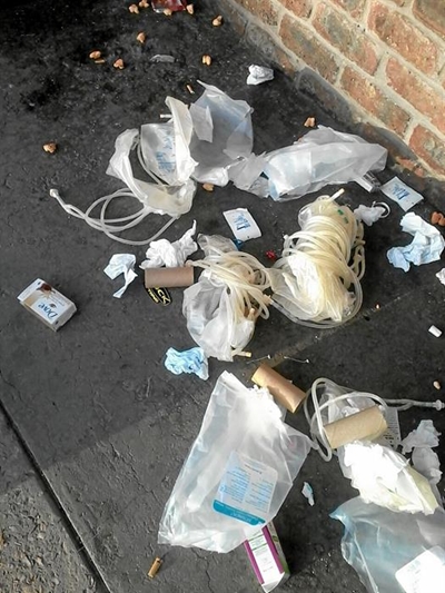 Mediese afval in straat gevind