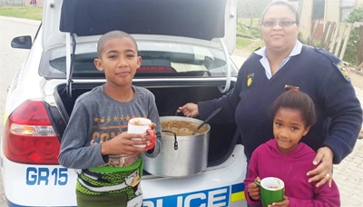 Polisie gee sop aan honger kinders