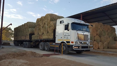 Voer uit Klein-Karoo help boere in nood
