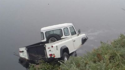 Landrover uit rivier gehaal