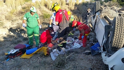 Kerkgangers beseer toe bakkie rol