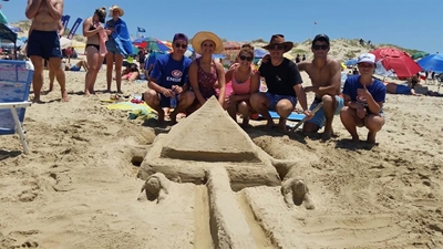 Vakansiegangers raak kreatief met sand