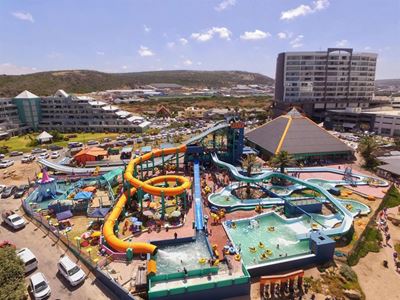 Man sterf by waterpark