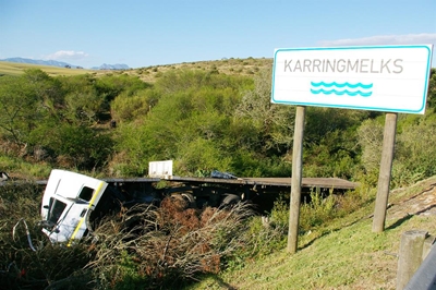 Opvolg: 2 dood toe vragmotor oor brug stort
