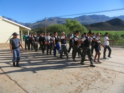 Polisie help dissipline by skole