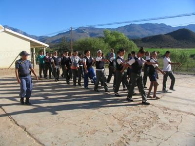 Polisie help dissipline by skole