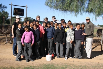 Studente reik uit in Oudtshoorn