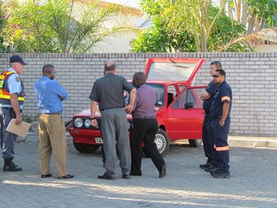 Man se liggaam in parkeerterrein gevind