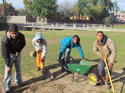 Dromers swoeg om dorp te verfraai
