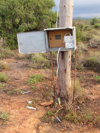 Ovaalbaan loop deur onder vandale