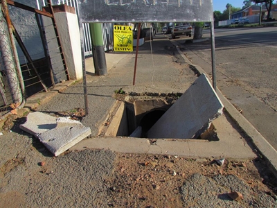 Besoeker val deur "beton" deksel