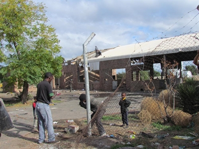 Opvolg: Industriële gebou geplunder