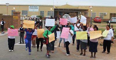 Frustrasies lei tot betoging by laerskool