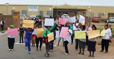 Frustrasies lei tot betoging by laerskool