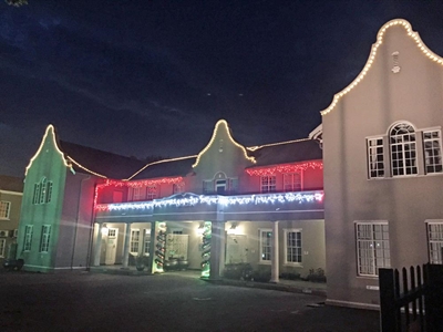 Oakhurst spreads some festive cheer