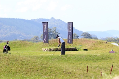 Golfers raise R7 000 for school
