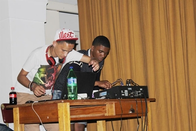 Tonne talent op Youth Café-verhoog