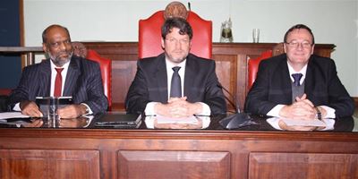 Oudtshoorn-administrateur neem stoel in