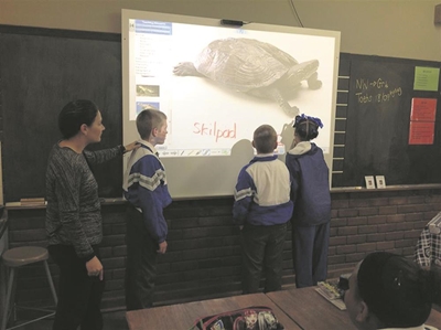 Laerskool kry interaktiewe witborde