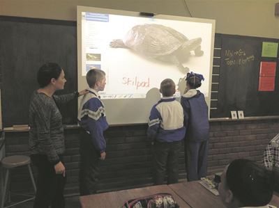 Laerskool kry interaktiewe witborde