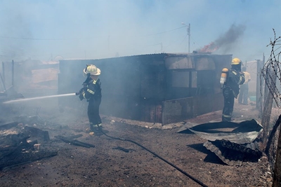 Fire destroys six homes