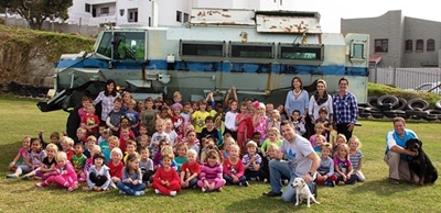 Polisie leer kinders oor veiligheid
