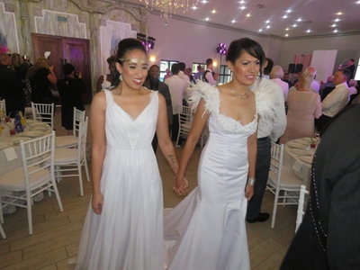 15 same-sex couples make wedding vows.