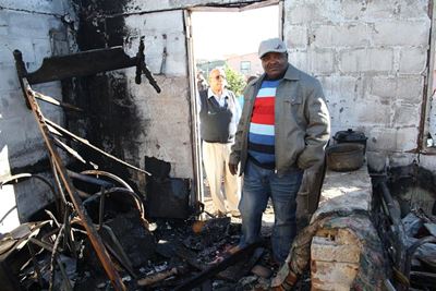 Opvolg: Vyf dakloos na huis afbrand