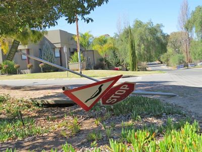 Verkeerstekens loop deur onder vandale